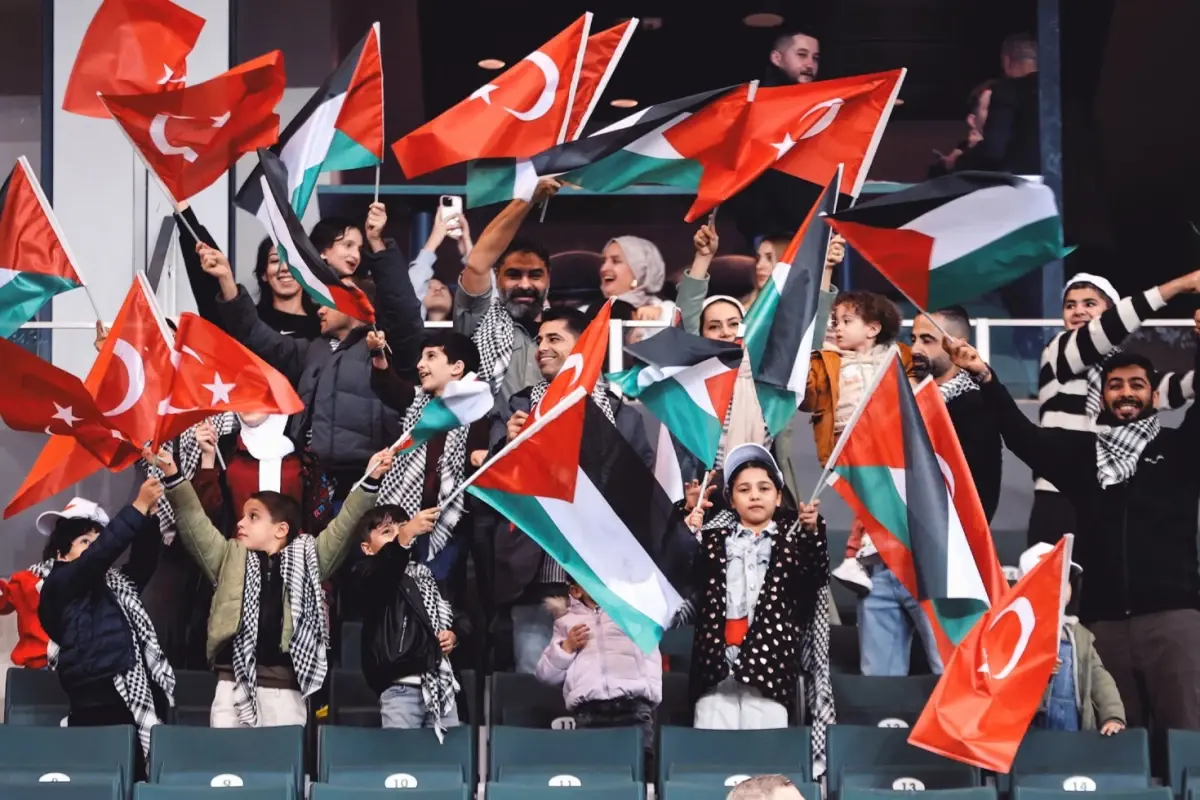 Filistinli çocuklar ve refakatçileri, Türkiye-Gürcistan maçını tribünde izledi.