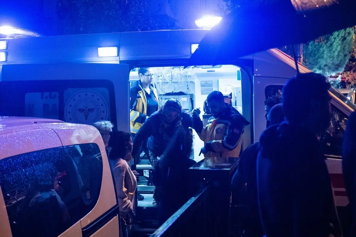 Kadıköy'de Bodrum Katında Yangın: 20 Kişi Dumandan Etkilendi
