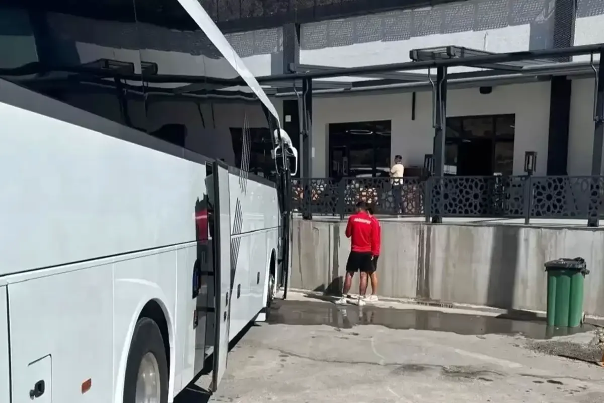 80 yıllık kulübün futbolcuları lokantada rehin!