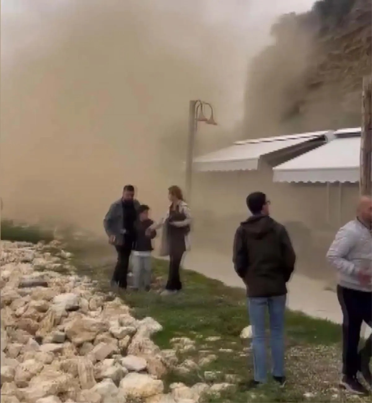 Silivri'de Toprak Kayması: Çay Bahçesine Kaya Parçaları Düştü