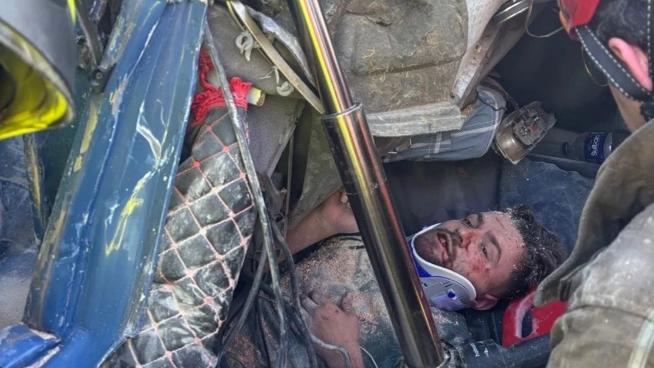 Bariyerler TIR’ı biçti: Sürücü kabine sıkıştı