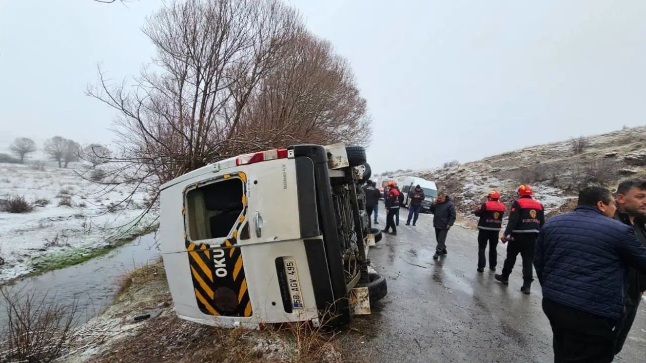 Sivas’ta Okul Servisi Kaza Yaptı: 14 Öğrenci Yaralandı