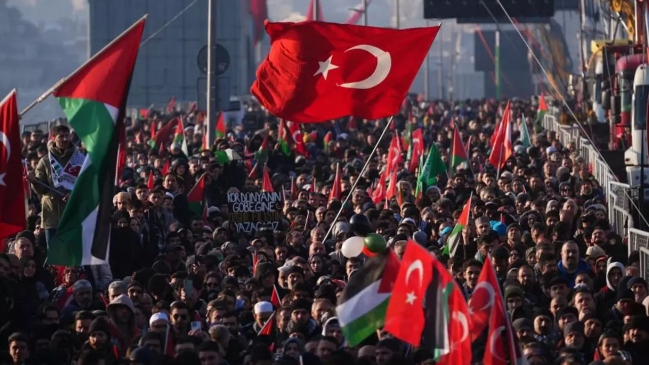 Yeni yılın ilk sabahında Türkiye Gazze için ayakta: On binler Galata Köprüsü’ne yürüdü