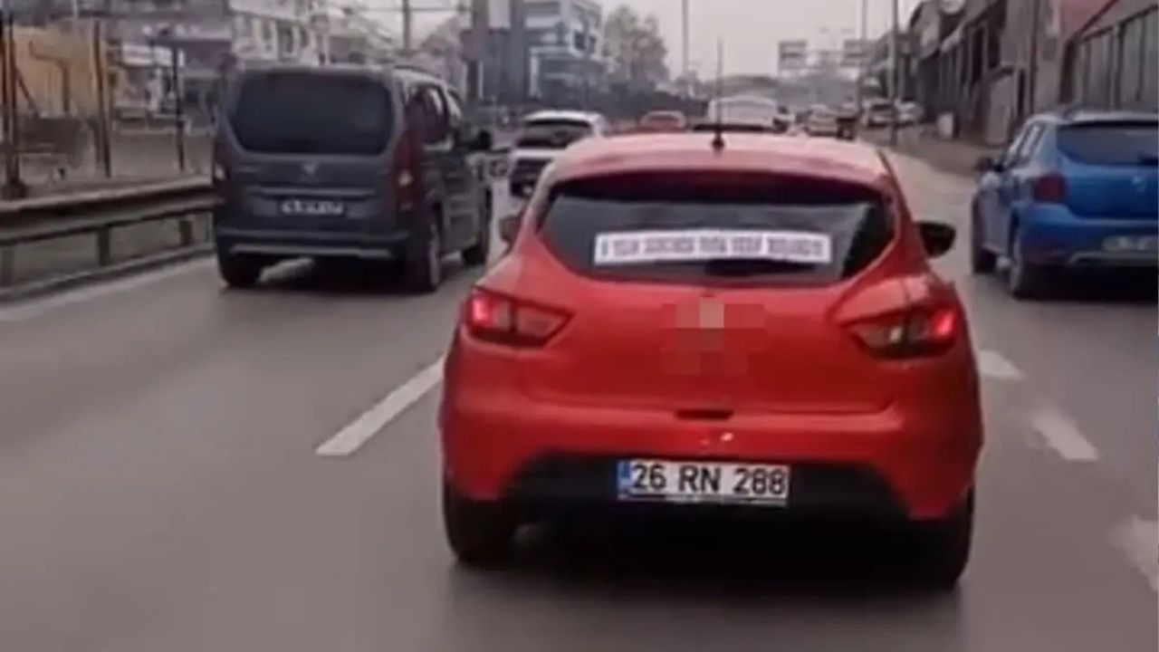 Aracının Arkasına Astığı Yazıyla Dikkat Çekti: Trafikte Gülümseten Anlar