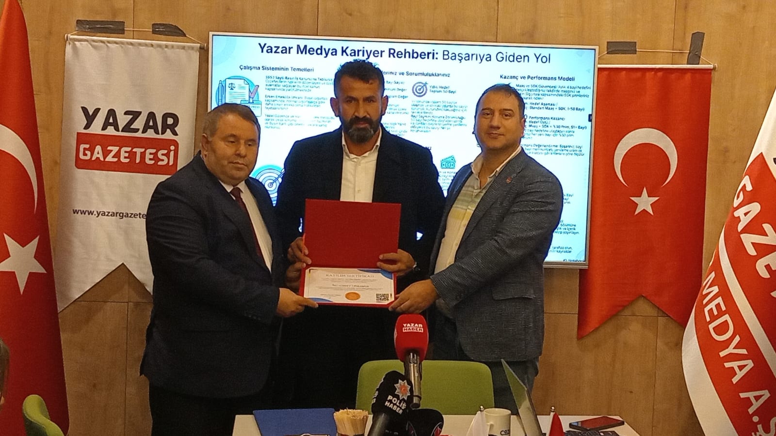 Yazar Medya Genel Koordinatörü Ahmet Dinlemek’e Katılım Sertifikası Takdim Edildi