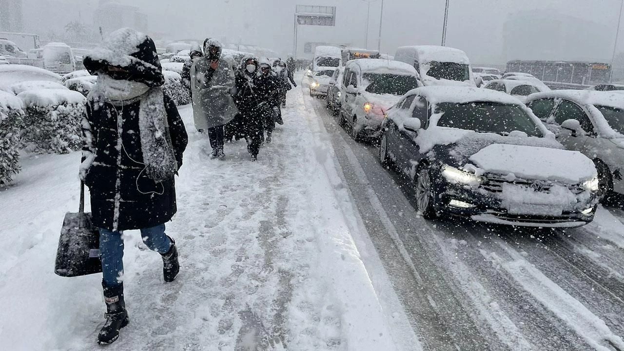 İstanbul Yeni Yıla Beyaz Örtüyle Girdi: AKOM’dan Kar Yağışı Açıklaması