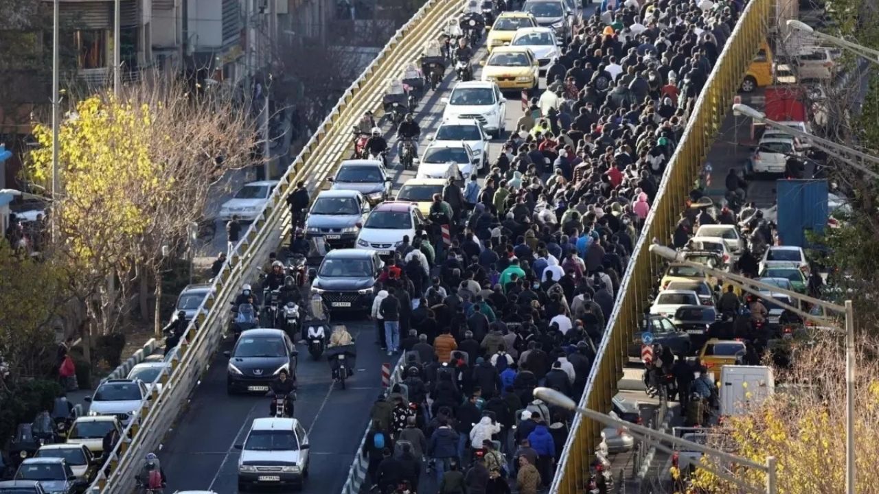 İran’da Protestolar: Kaymakamlık Binasına Saldırı