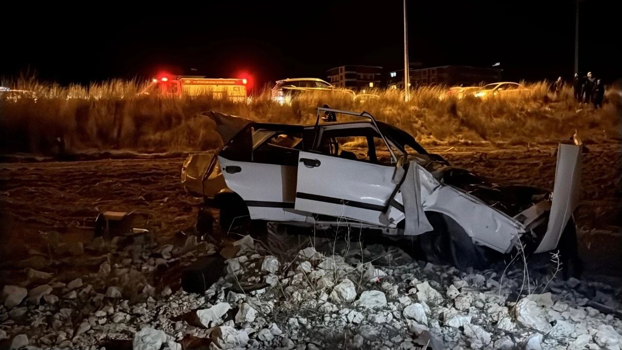 Kütahya’da kontrolden çıkan otomobil tarlaya savruldu: Sürücü yaralı