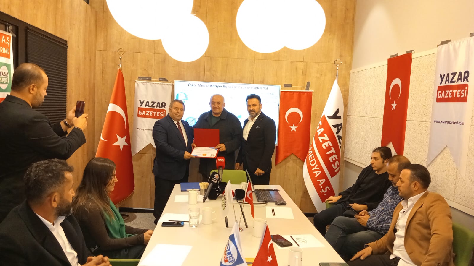 Yazar Spor Genel Koordinatörü Ali Rıza Çalış’a Katılım Sertifikası Takdim Edildi