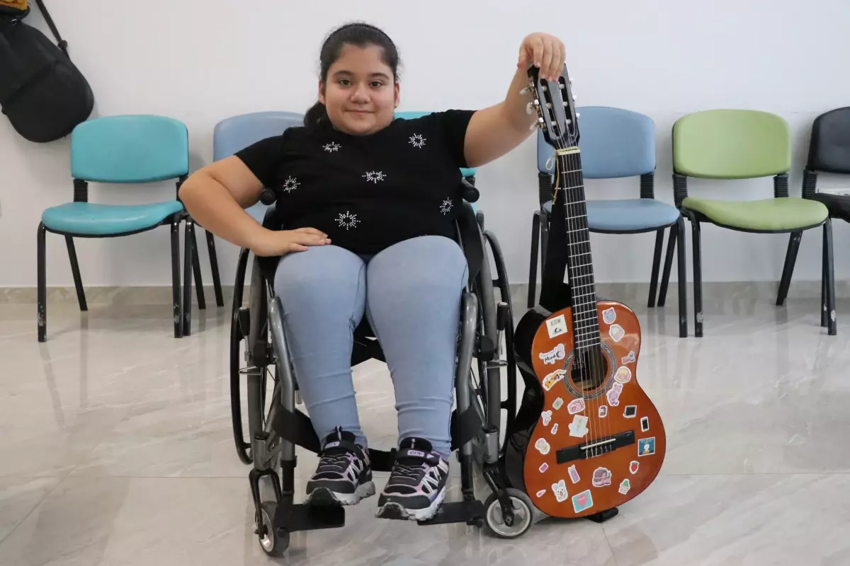 Zeynep: Hayat Mücadelesini Gitarla Taçlandırıyor