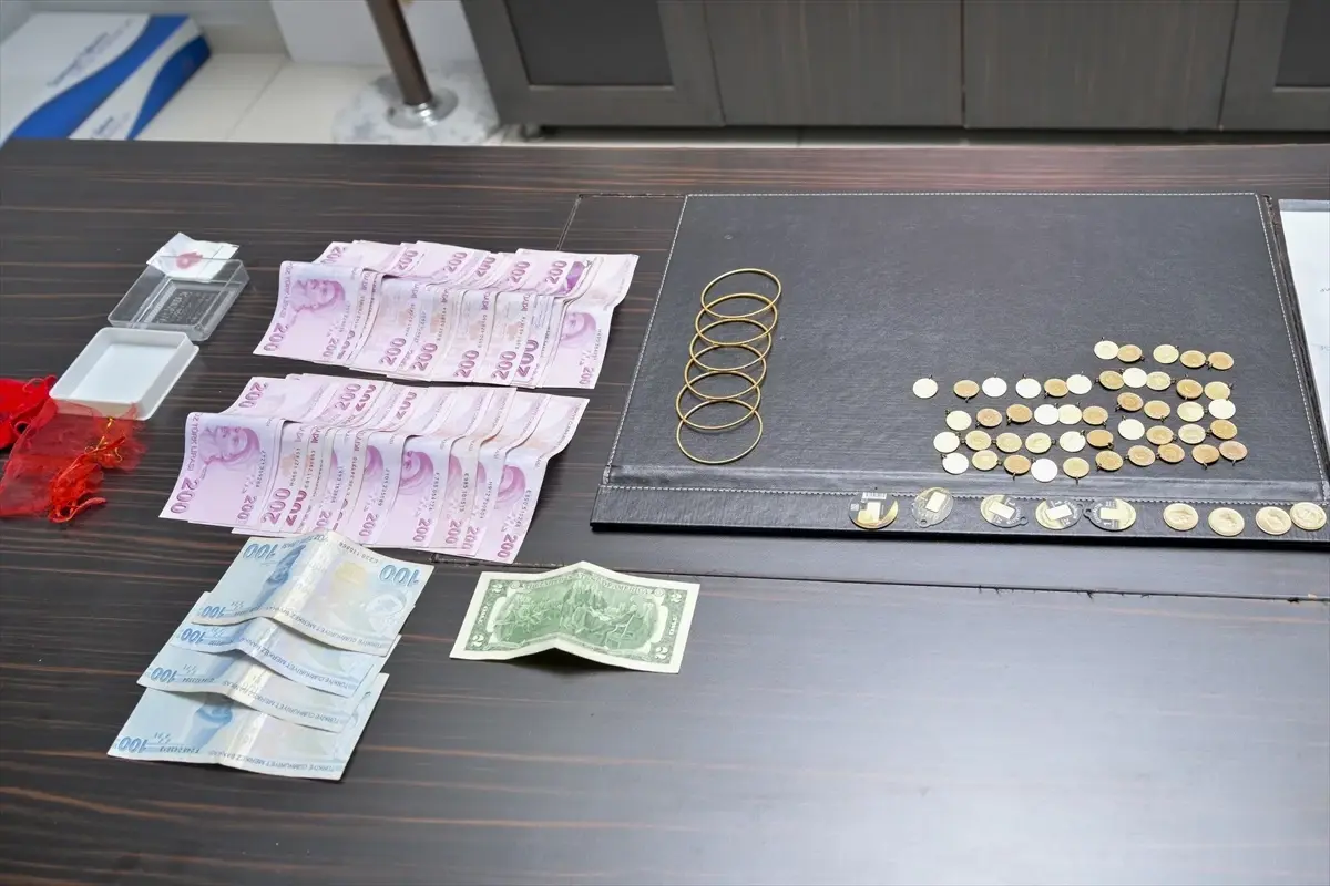 Esenyurt'ta Güvenlik, 1.2 Milyon Liralık Çantayı Teslim Etti