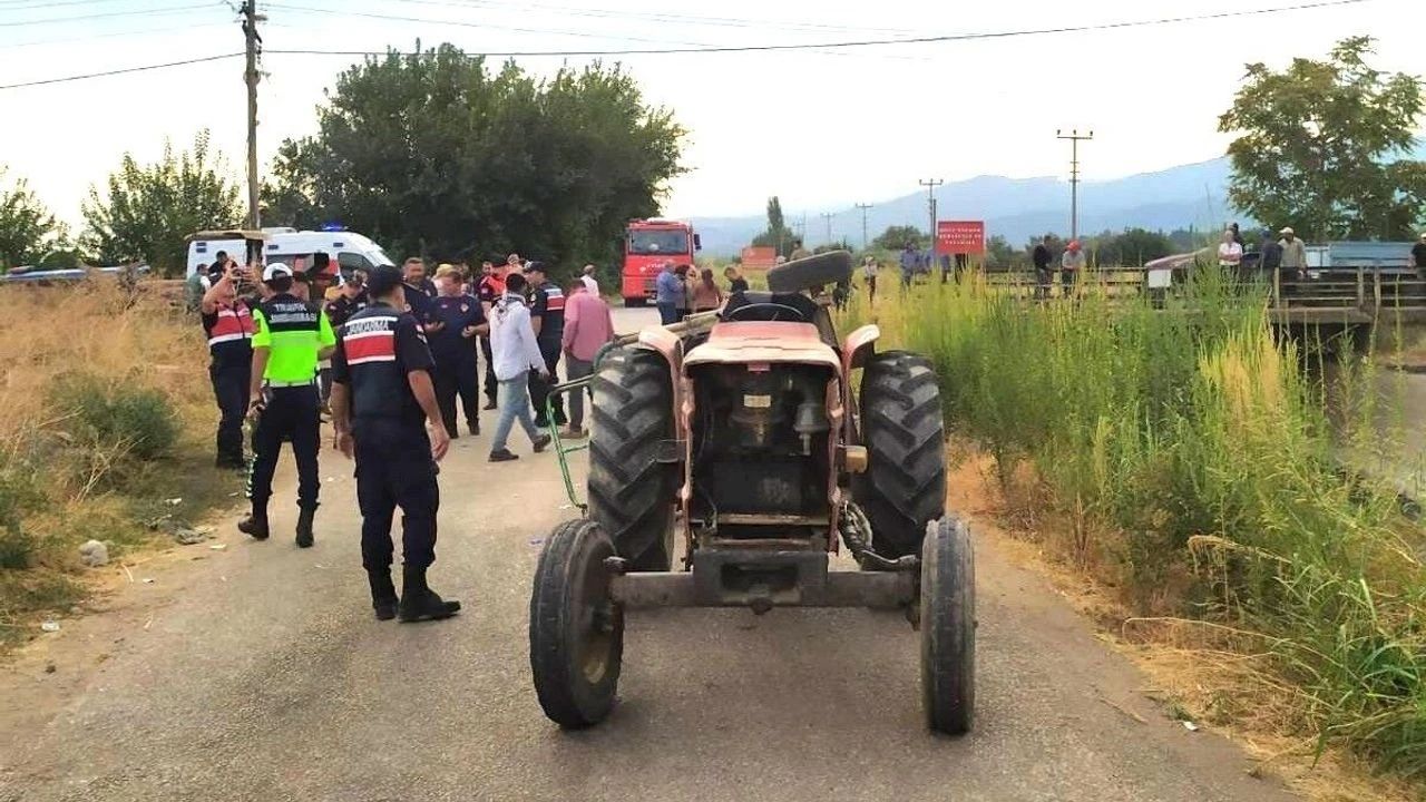 Manisa'da İşçileri Taşıyan Traktörün Kasası Devrildi: 4 Yaralı