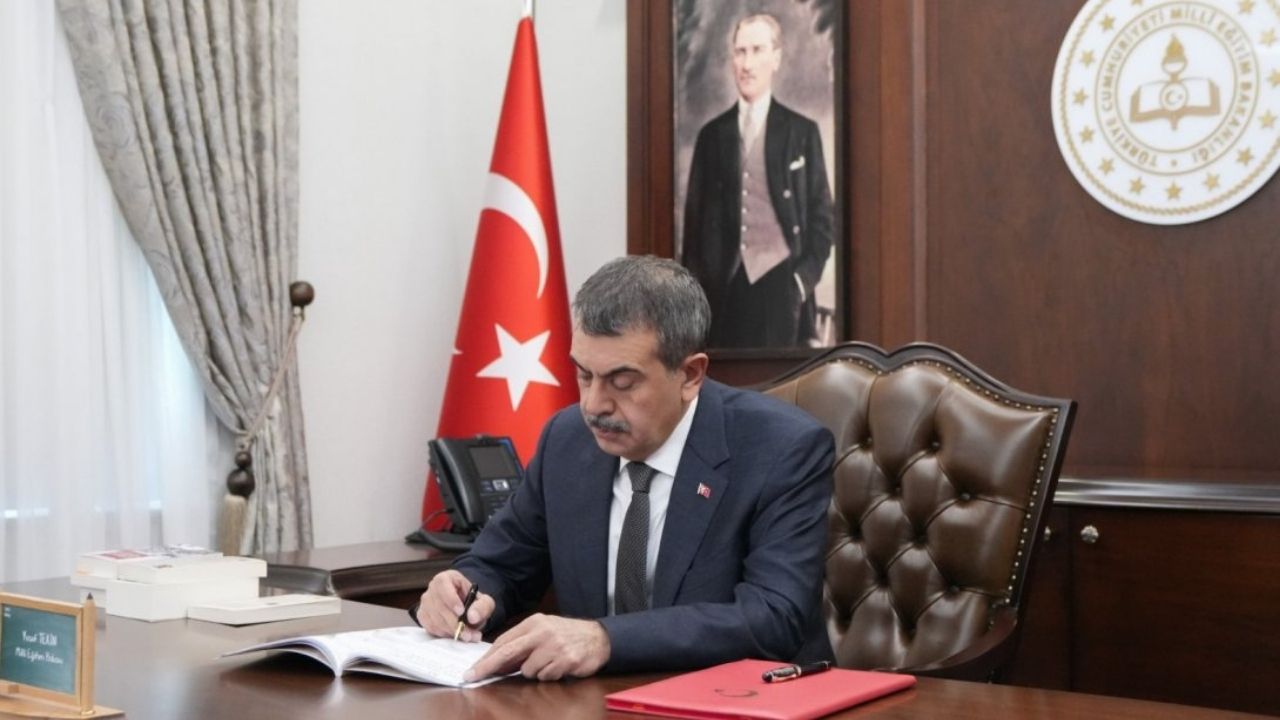 Bakan Tekin Açıkladı: Öğretmenlere Önlük Giymek Zorunlu mu?
