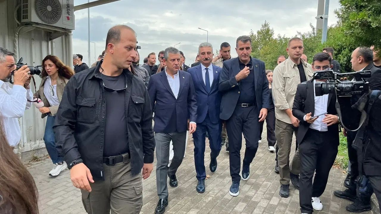 Özgür Özel’den Mustafa Bozbey’e Cezaevinde Ziyaret