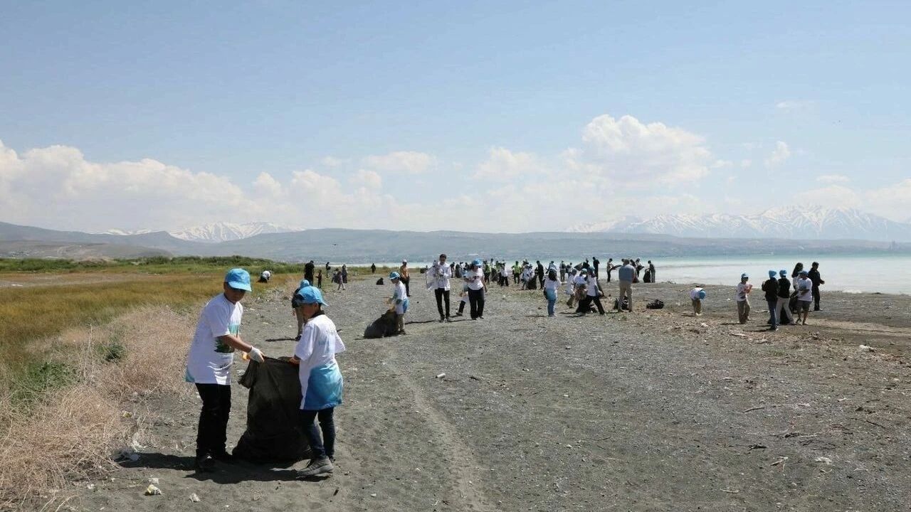 Van Gölü’nde Doğaseverlerden Çevre Temizliği Ve Spor Etkinliği