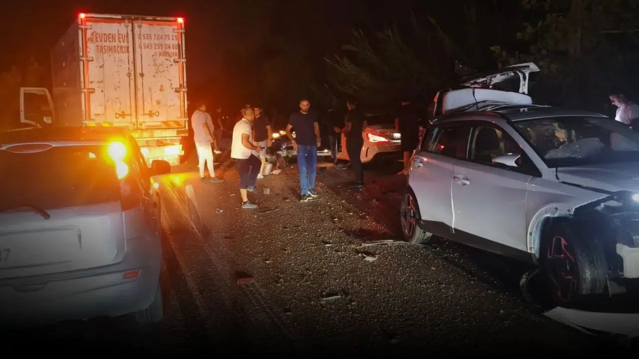 Antalya Serik’te Zincirleme Kaza! 4 Araç Çarpıştı, 2 Yaralı