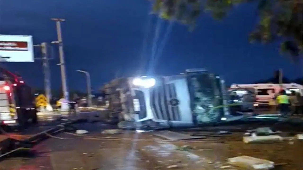 Antalya’da TIR Durağa Devrildi: 2 Kişi Hayatını Kaybetti