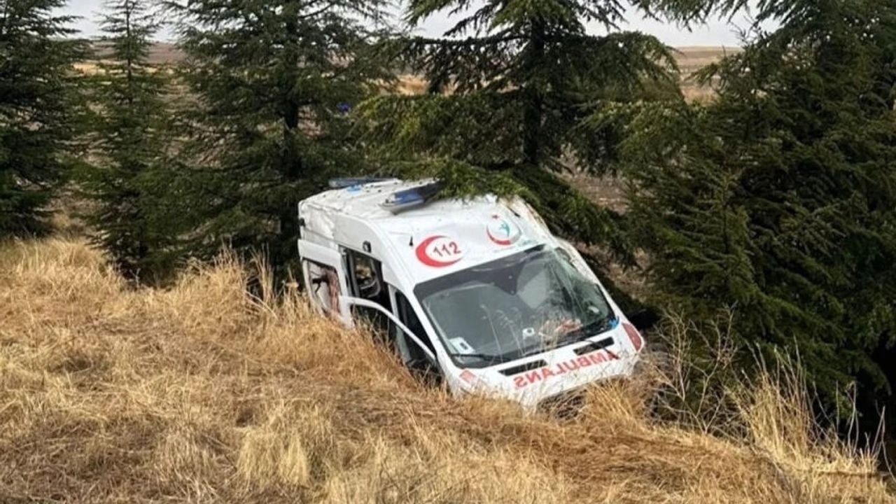 Eskişehir’de Hasta Taşıyan Ambulans Kaza Yaptı: 3 Yaralı