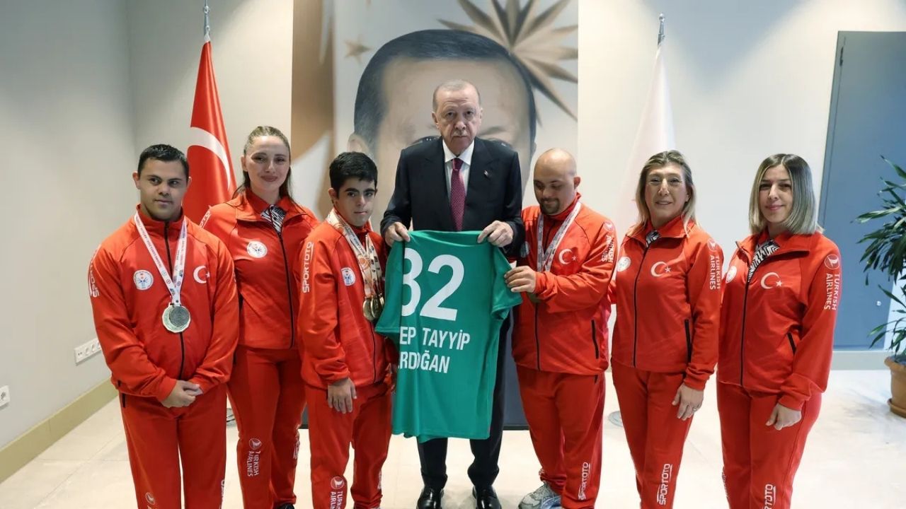 Erdoğan, Özel Sporcuları Kabul Etti: Anlamlı Forma Hediyesi