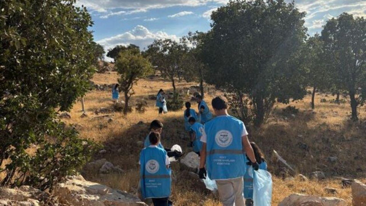 Siirt’te Öğrenciler Tabiat Parkında Çevre Temizliği Yaptı