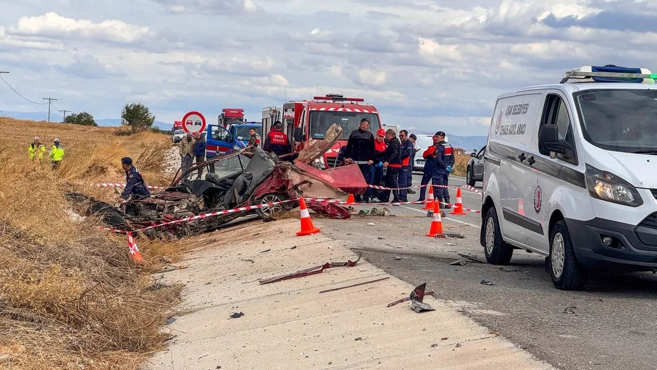 Uşak’ta Kamyonet İle Otomobil Çarpıştı: 3 Kişi Hayatını Kaybetti