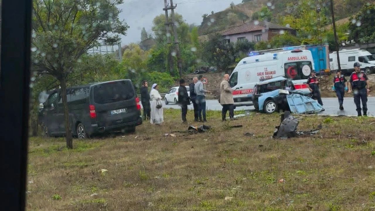 Yalova-Bursa Yolunda Feci Kaza: Otomobil İkiye Bölündü, 1 Ölü