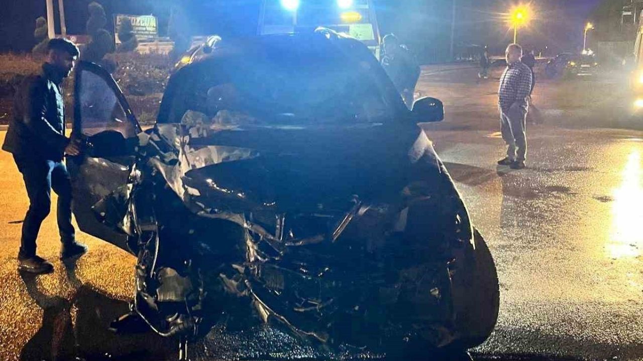 Ereğli’de SUV Tipi Araç Duvara Çarptı, 4 Kişi Yaralandı