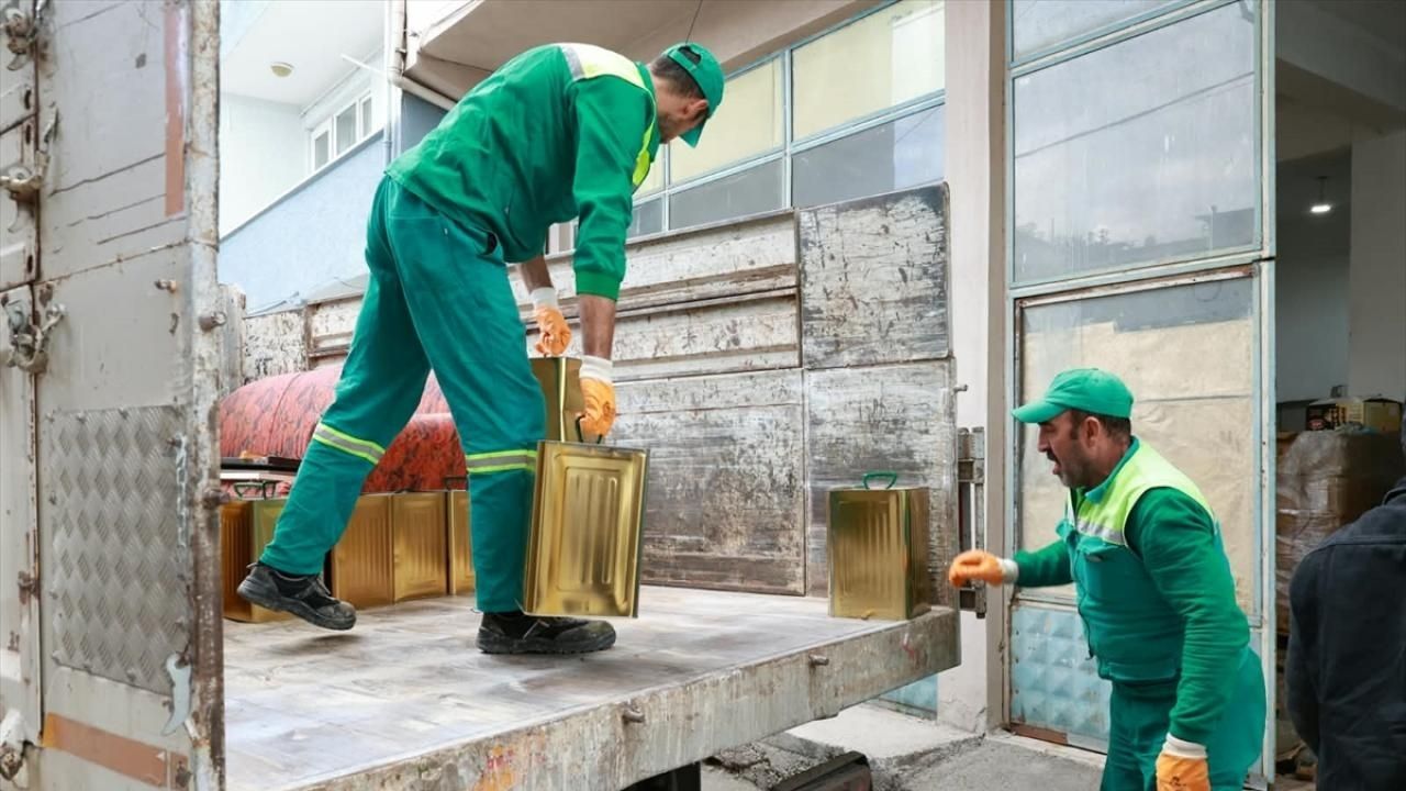 Bursa’da 6,5 Ton Sağlıksız Gıda Depodan Çıkarılıp İmha Edildi