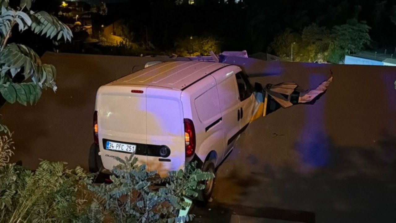 Sarıyer’de Kontrolden Çıkan Hafif Ticari Araç Evin Çatısına Uçtu