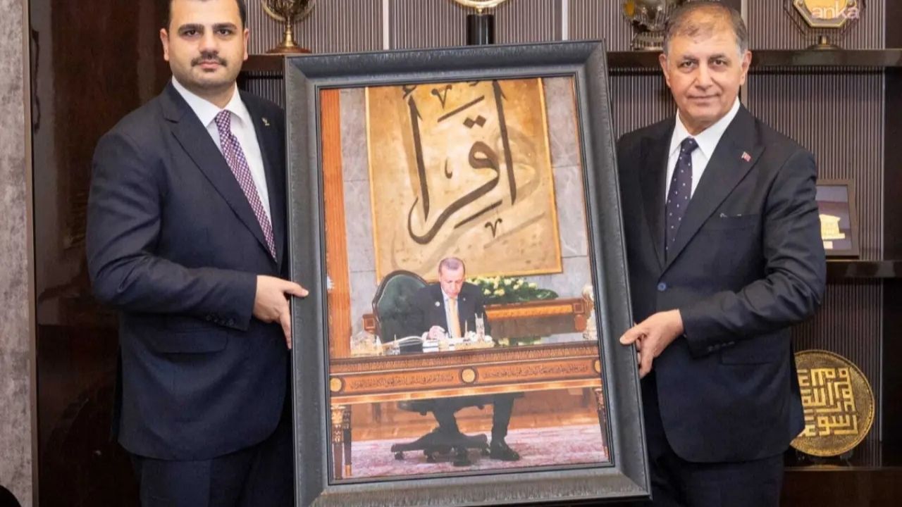 AKP Heyetinden Cemil Tugay’a Erdoğan Portreli Tablo Hediyesi
