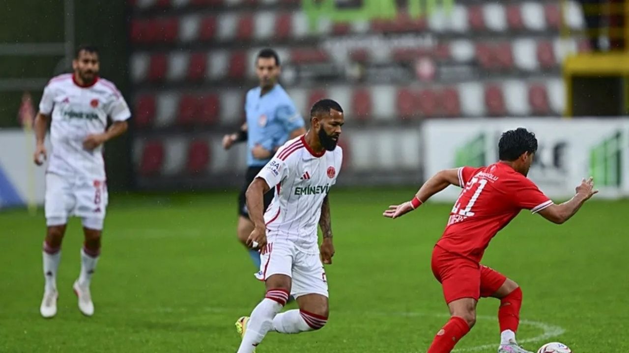 Ümraniyespor-Boluspor maçına sağanak engeli: 15 dakika ara verildi