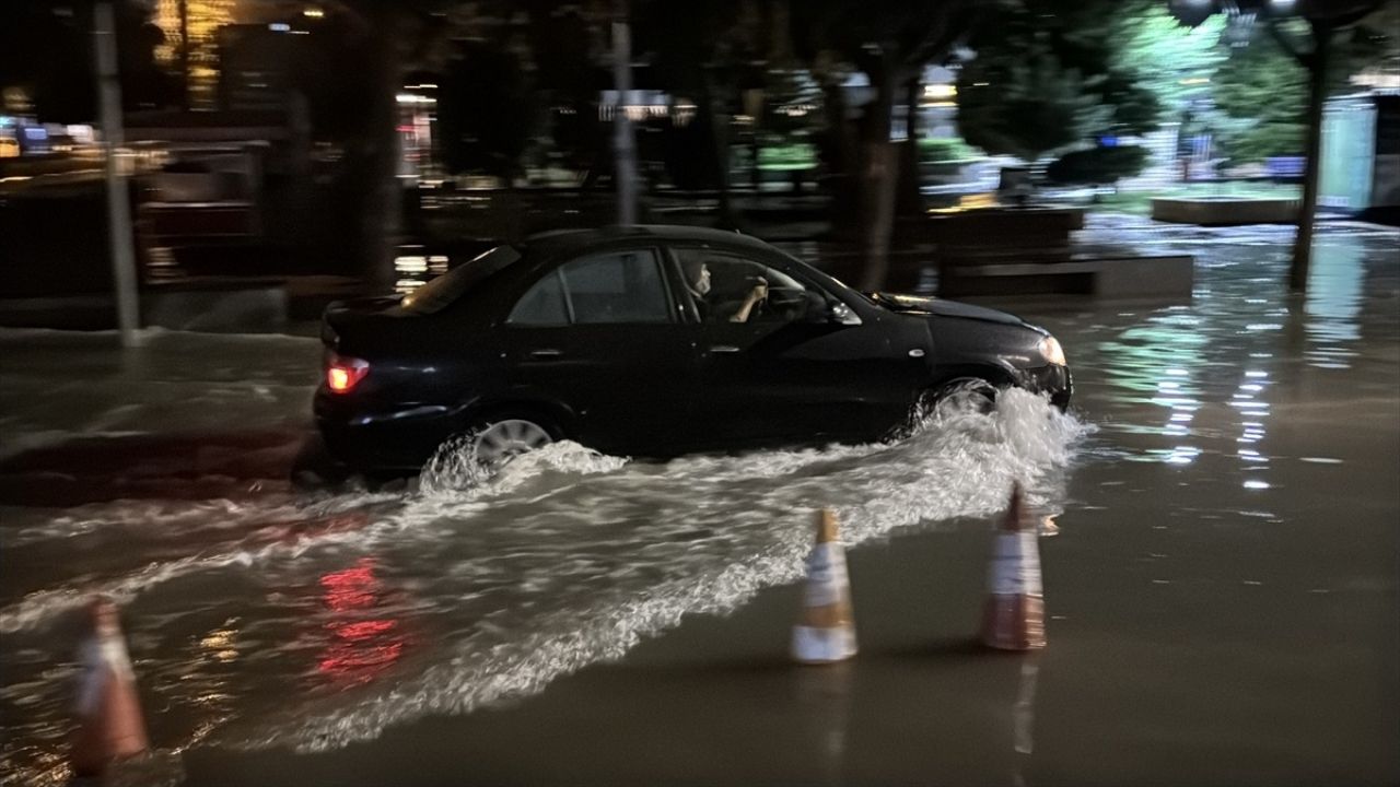 Adana’da sağanak etkili oldu: Caddelerde su birikintileri oluştu