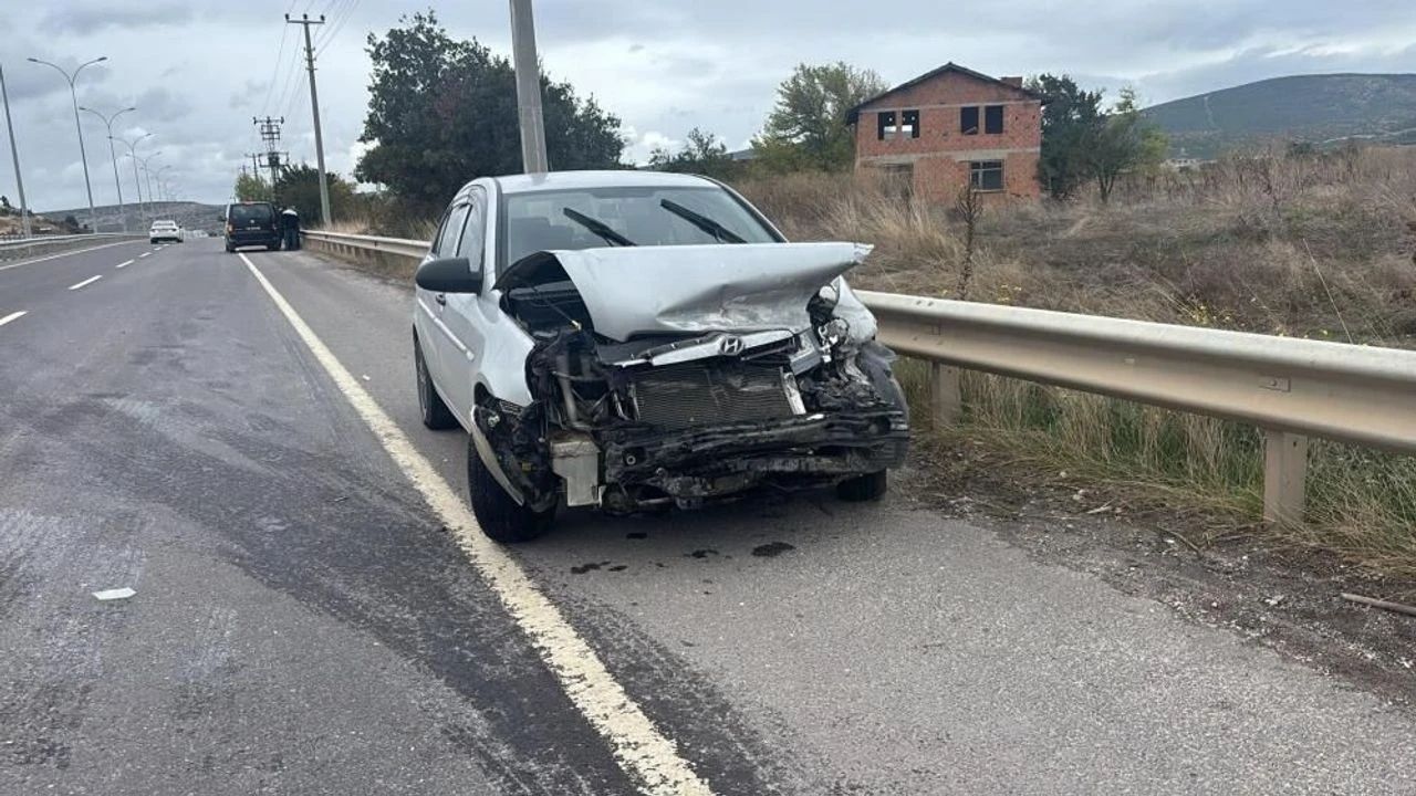 Kütahya’da otomobil bariyerlere çarptı: Sürücü yaralandı