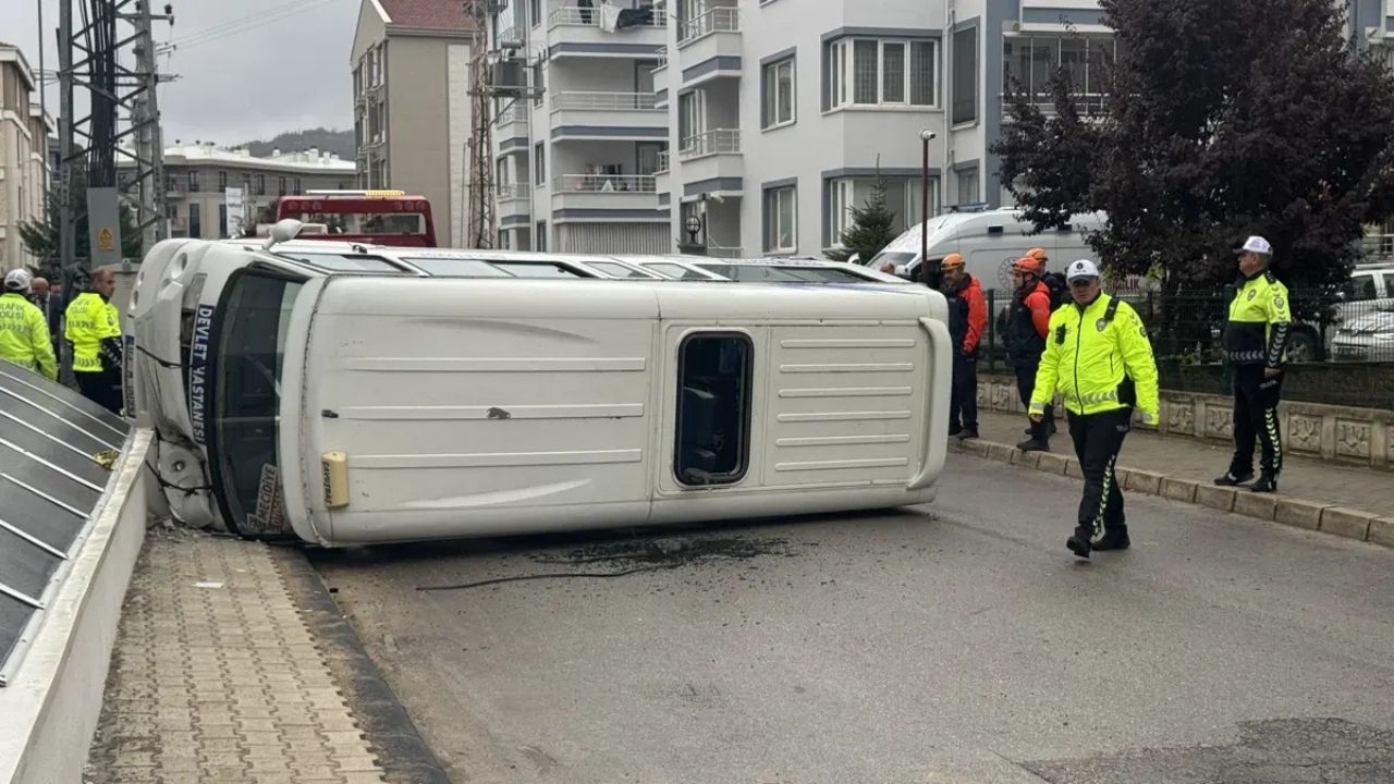 Afyonkarahisar’da öğrenci servisiyle dolmuş çarpıştı: 16 yaralı