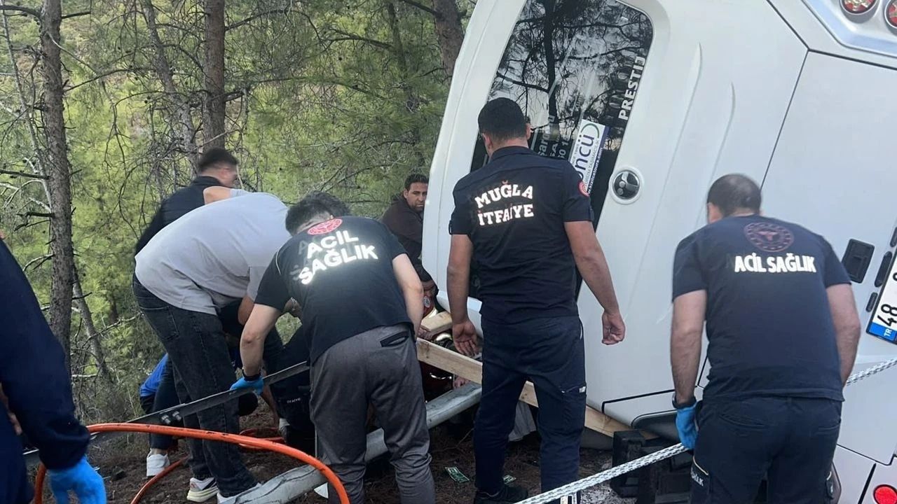 Marmaris’te otel çalışanlarını taşıyan servis devrildi: 5 yaralı