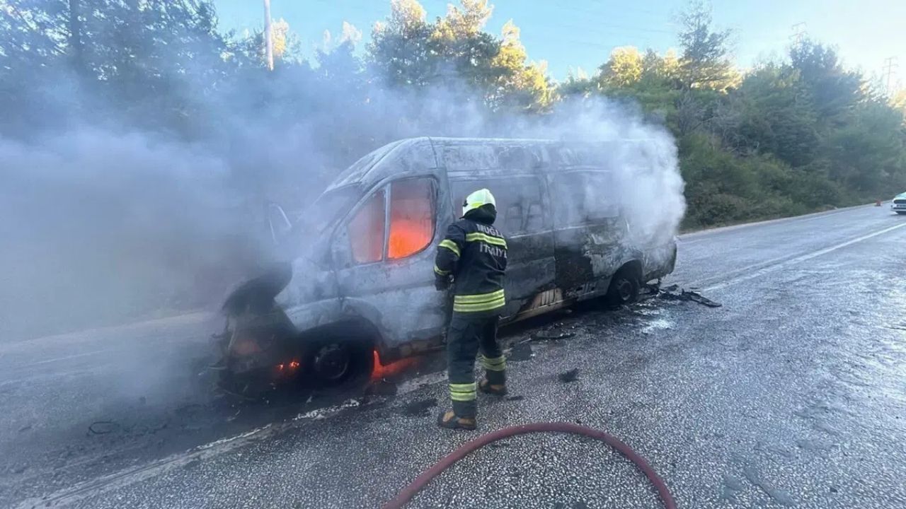 Bodrum’da okul servisi alev aldı: Üç öğrenci tahliye edildi