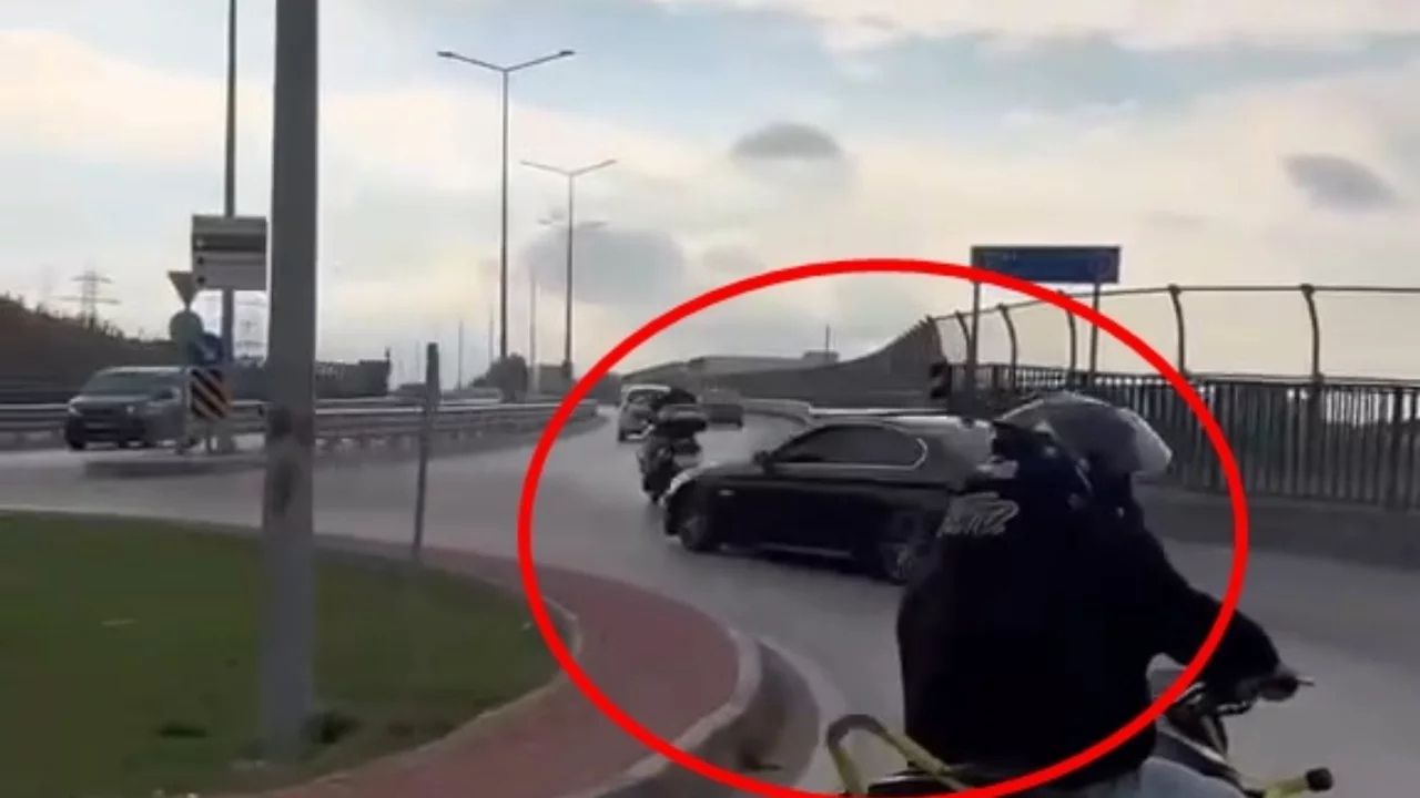 Bursa’da Drift Atan Otomobil Motosiklete Çarptı: Kaza Kamerada