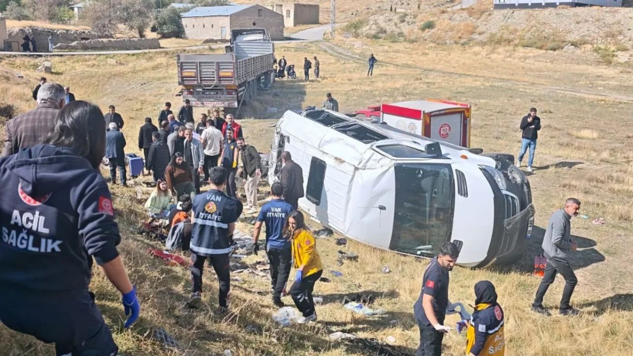 Van’da TIR İle Minibüs Çarpıştı: 1 Polis Hayatını Kaybetti, 10 Yaralı