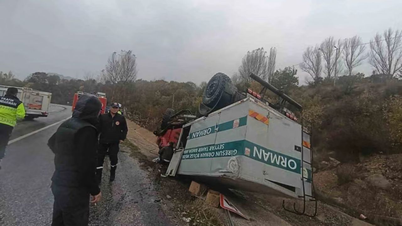 Suşehri’nde Seyyar Tamir Aracı Devrildi: 3 Personel Yaralandı
