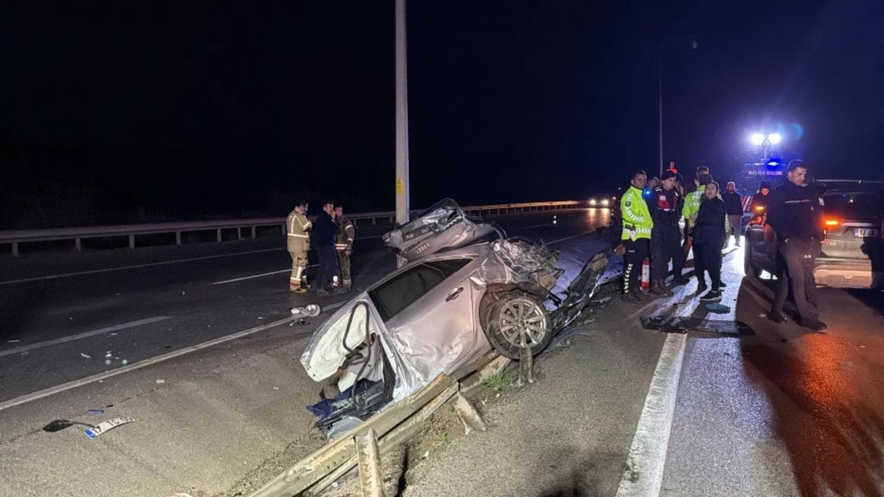 Çanakkale’de Feci Kaza: Otomobil İkiye Bölündü, 2 Genç Öldü