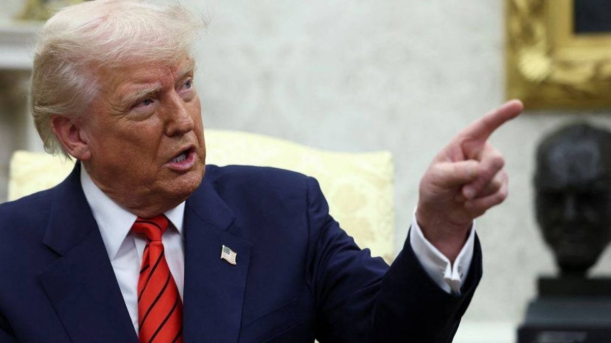 Çalışanın İfadeleri Trump'ı Öfkelendirdi! Orta Parmak Yükseldi