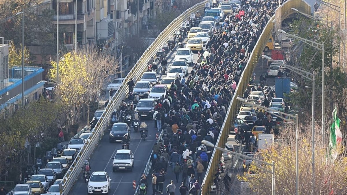 İran'da Ekonomik Krizin Etkisiyle Günlük Hayat Sürüyor