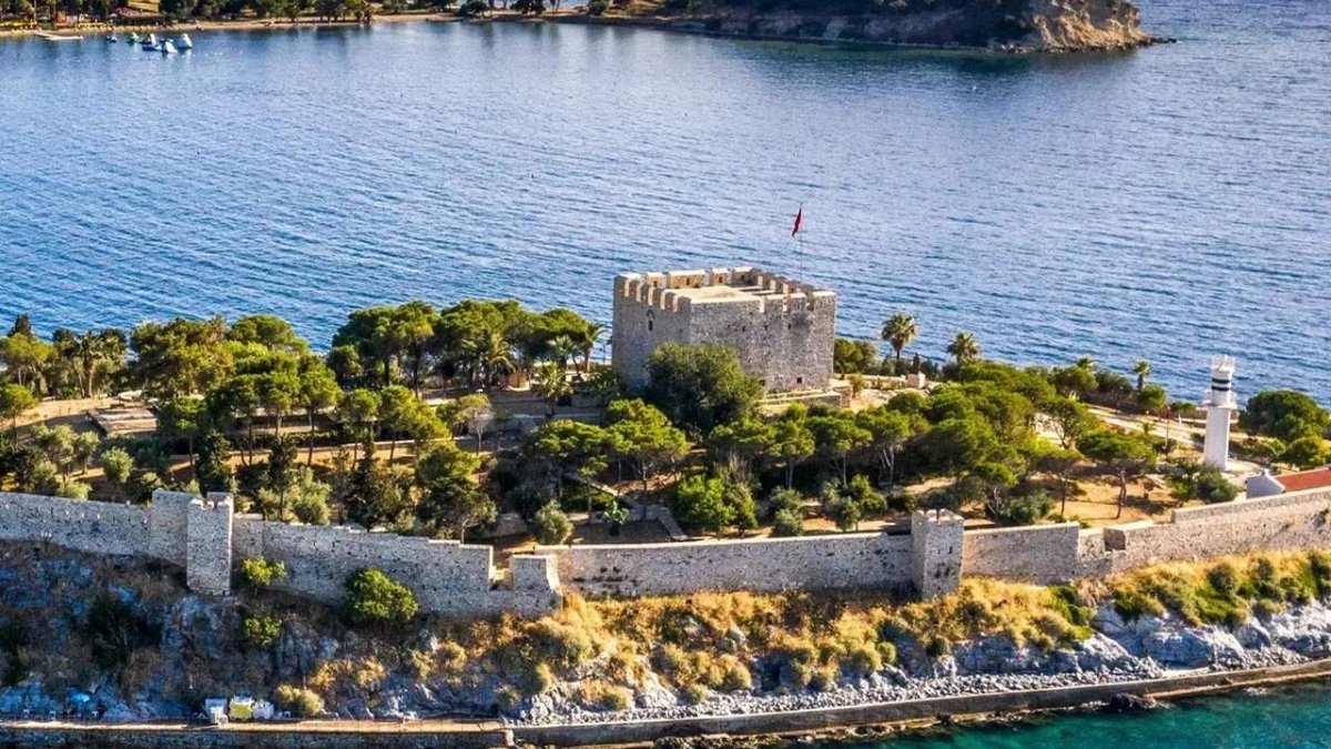 “Korsan Kalesi” Olarak Biliniyor: Kuşadası’ndaki Güvercinada Kalesi’nin Tarihi