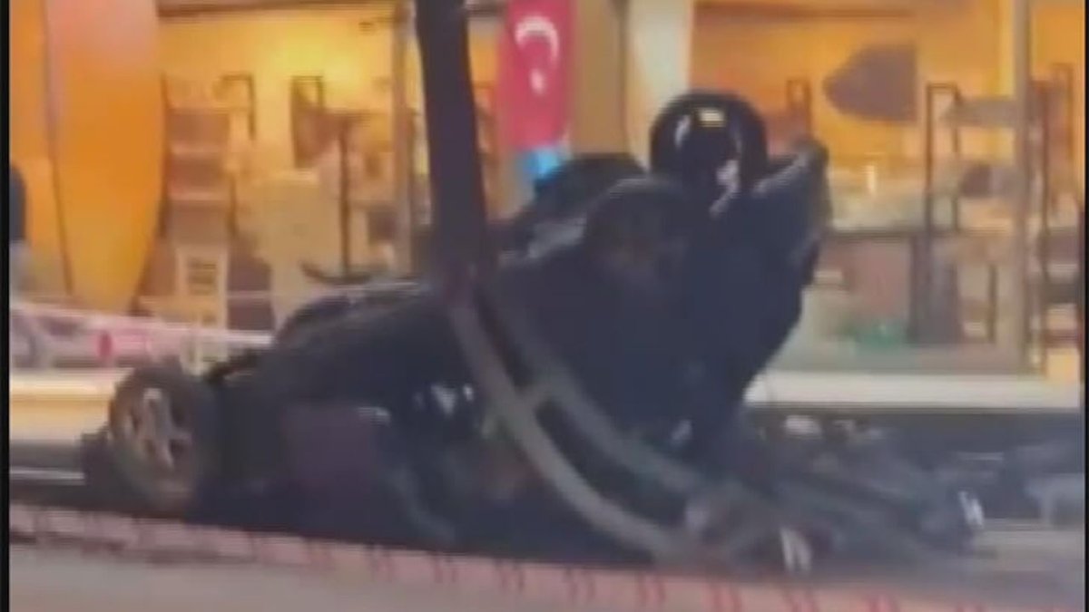 Dörtyol’da Trafik Kazası: Direğe Çarpan Araçta 2 Kişi Yaralandı