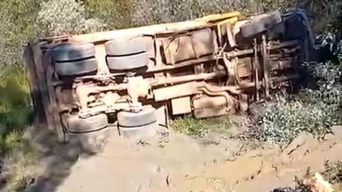 Alanya’da Feci Kaza: Şarampole Devrilen Kamyonun Sürücüsü Hayatını Kaybetti