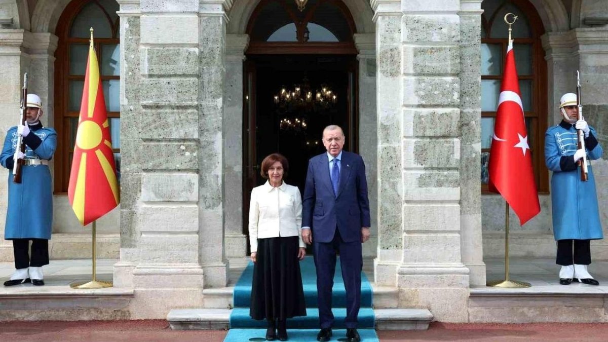 Erdoğan, Kuzey Makedonya Cumhurbaşkanı Davkova ile Dolmabahçe’de Bir Araya Geldi