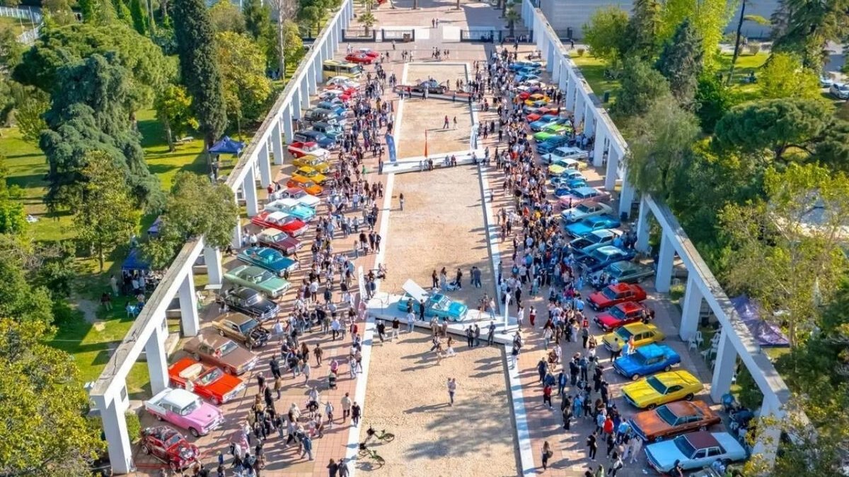 İzmir'de Klasik Otomobil Şöleni: Ziyaretçiler Geçmişe Yolculuk Yaptı