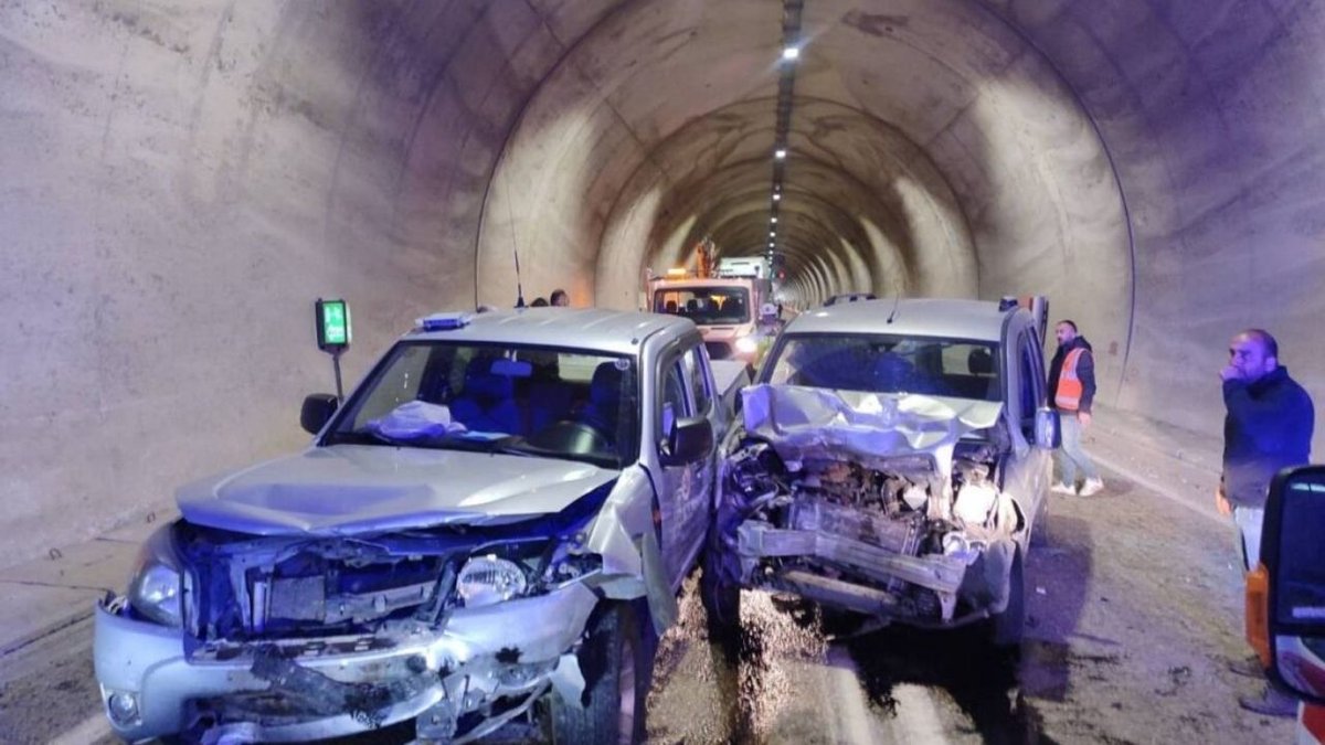 Artvin'de Tünelde Kafa Kafaya Çarpışma: 7 Yaralı, Kaza Kamerada