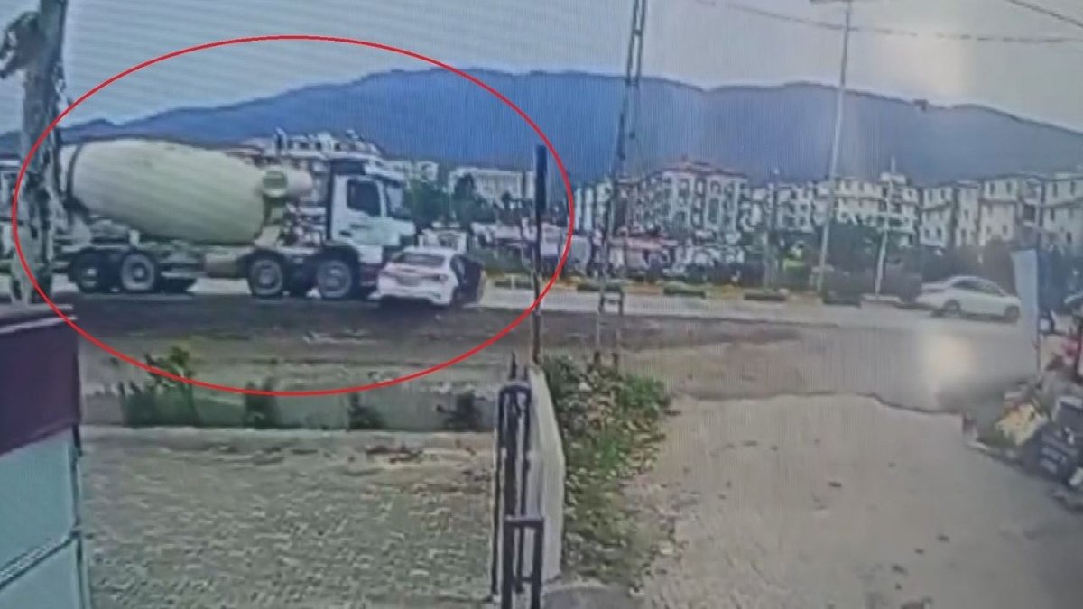 Beton Mikseri Otomobili Metrelerce Sürükledi: Sürücü Yaralandı