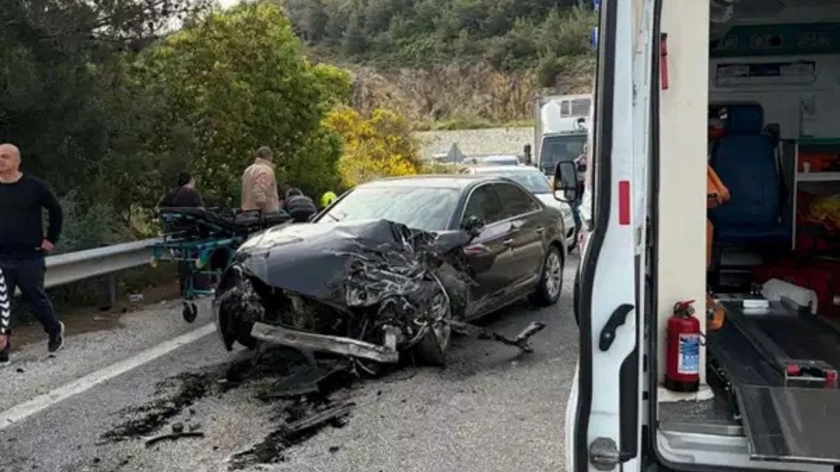 Kuşadası’nda Otomobil ve Minibüs Çarpıştı: 12 Yaralı